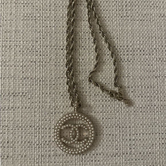 Auth Chanel CC Logo Round Pearl Pendant Necklace Light Gold Hardware - Picture 2 of 10